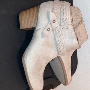 Low cut boots